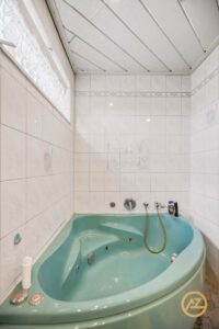 Badezimmer mit Badewanne