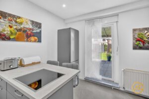 Küche mit Terrassenzugang